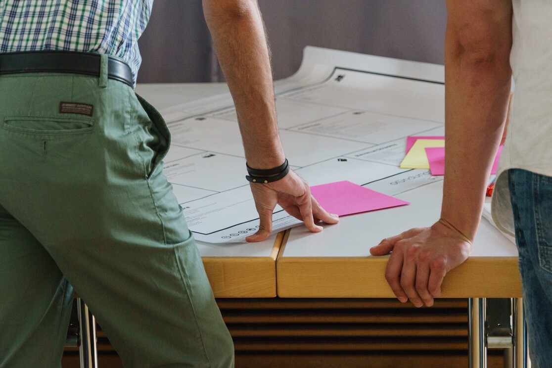 Photo de l'atelier : Deux personnes planifient et font du brainstorming.