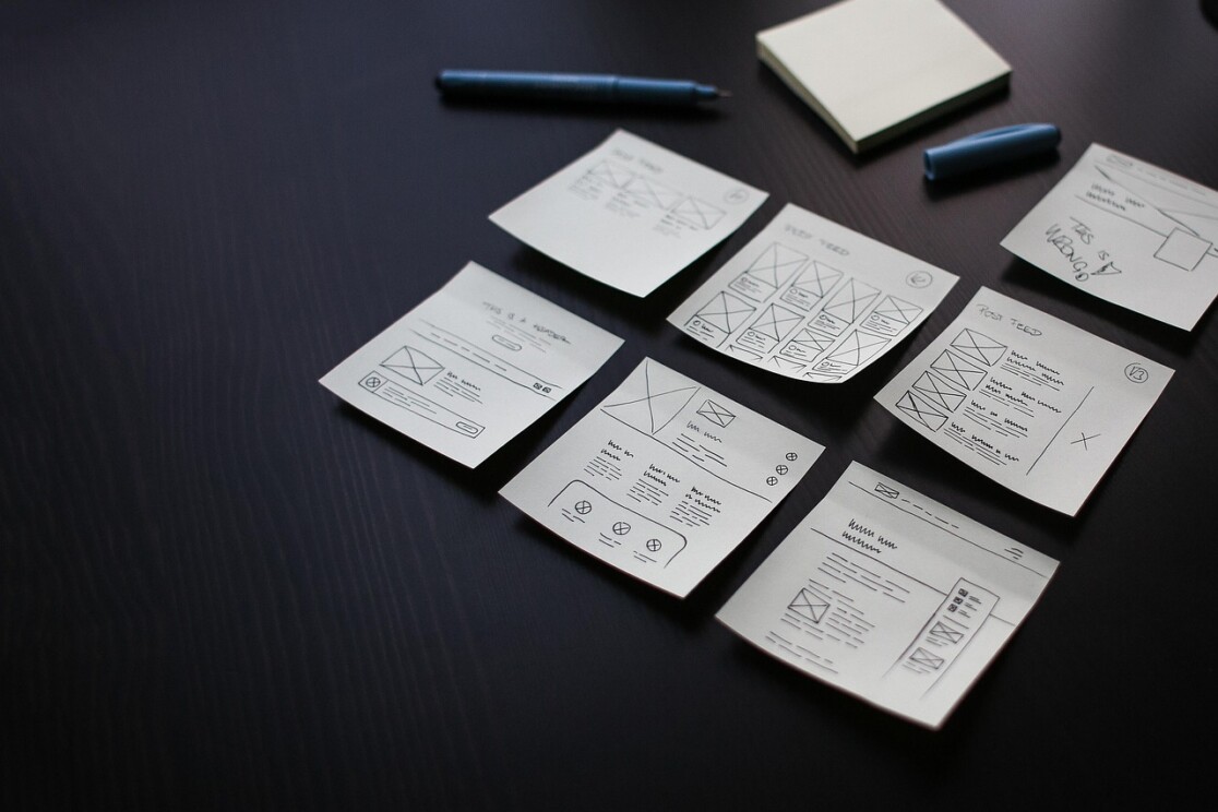 Wireframes sur des post it et stylo
